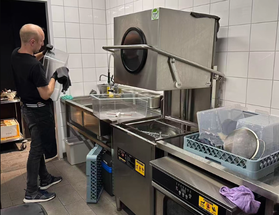 Ultrasonic Dishwasher for Commercial Kitchens: Improve Effic